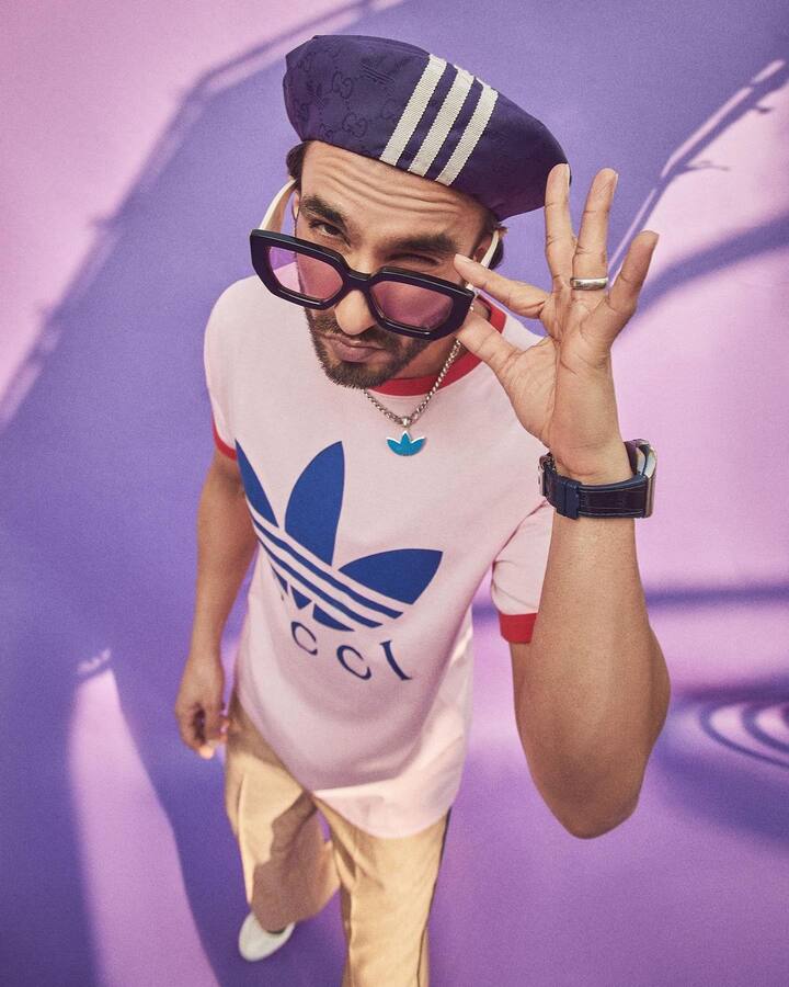 इन तस्वीरों के सामने आते ही फैंस उनके इस लुक की जमकर तारीफ कर रहे हैं. रणवीर सिंह ने अपने लुक को आंखों पर काला चश्मा, और टॉपी के साथ पूरा किया.