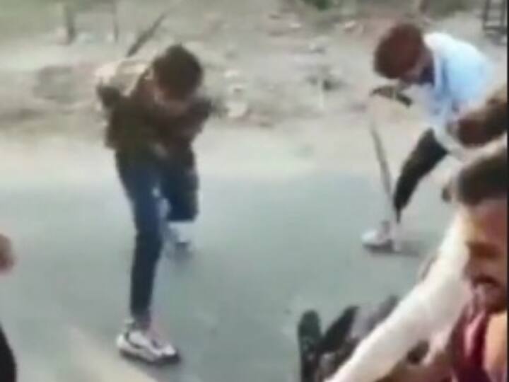 Vadodara Viral Video of brutally thrashing Dalit youth goes viral Alpesh Parmar filed the complaint Vadodara News: वडोदरा में दलित युवक की बेरहमी से पिटाई का वीडियो वायरल, सात अज्ञात आरोपियों के खिलाफ शिकायत दर्ज