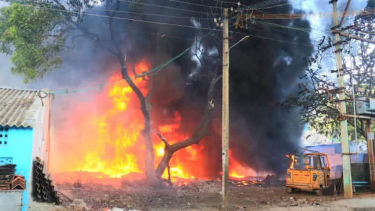 1¼ crore worth of plastic pipes were destroyed in a fire in Trichy TNN திருச்சி மாநகரில் தீ விபத்தில் ரூ.1¼ கோடி பிளாஸ்டிக் குழாய்கள்  எரிந்து நாசம்