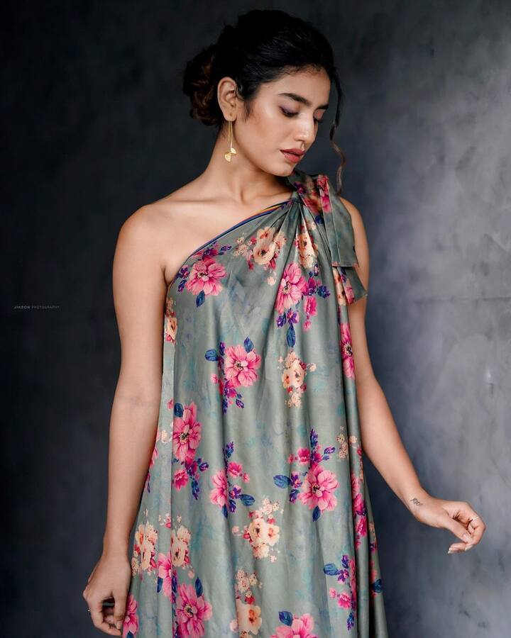 మొదటి సినిమాతోనే మంచి గుర్తింపు తెచ్చుకున్న ఈ కేరళ బ్యూటీకి తరువాత తెలుగు, మలయాళం, హిందీ సినిమాల్లో వరుస అవకాశాలు వచ్చాయి. Image credit: Priya Prakash Varrier /Instagram