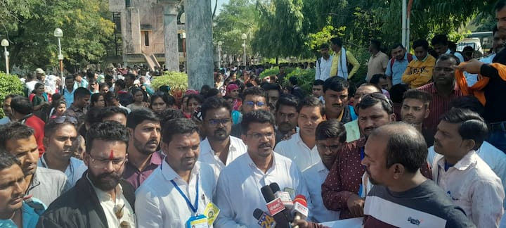 आमच्या मागण्यांबाबत सरकार उदासिन असून सरकारने आम्हाला न्याय द्यावा अशी मागणी मोर्चेकऱ्यांनी केली,