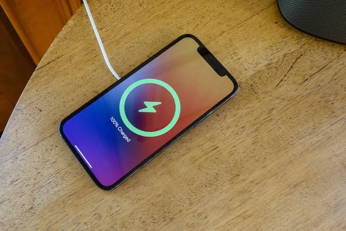 फ्लाइट मोड पर चार्ज करना भी एक अच्छा ऑप्शन है. दरअसल, फ्लाइट मोड पर वाई फाई, जीएसएम बैंड यानी नेटवर्क रिसीविर काम करना बंद कर देते हैं. ऐसे में, बैटरी की कम खपत होती है. अगर बैट्री कम ड्रेन होगी तो चार्जिंग फास्ट होगी.