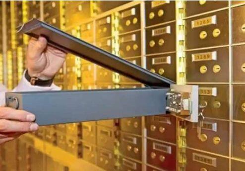 ਬੈਂਕ ਲਾਕਰ ਦੇ ਨਵੇਂ ਨਿਯਮ  :  ਦੱਸ ਦੇਈਏ ਕਿ ਭਾਰਤੀ ਰਿਜ਼ਰਵ ਬੈਂਕ ਦੁਆਰਾ ਜਾਰੀ ਕੀਤੇ ਗਏ ਨਵੇਂ ਲਾਕਰ ਨਿਯਮ 1 ਜਨਵਰੀ, 2023 ਤੋਂ ਲਾਗੂ ਹੋਣਗੇ। ਇਸ ਨਿਯਮ ਦੇ ਲਾਗੂ ਹੋਣ ਤੋਂ ਬਾਅਦ ਬੈਂਕ ਲਾਕਰ ਨੂੰ ਲੈ ਕੇ ਗਾਹਕਾਂ ਨਾਲ ਮਨਮਾਨੀ ਨਹੀਂ ਕਰ ਸਕਣਗੇ। ਜੇਕਰ ਲਾਕਰ 'ਚ ਰੱਖੇ ਸਾਮਾਨ ਨੂੰ ਜ਼ਿਆਦਾ ਨੁਕਸਾਨ ਹੁੰਦਾ ਹੈ ਤਾਂ ਇਸ ਦੀ ਜ਼ਿੰਮੇਵਾਰੀ ਹੁਣ ਬੈਂਕ ਦੀ ਹੋਵੇਗੀ। ਇਸ ਤੋਂ ਇਲਾਵਾ ਹੁਣ ਗਾਹਕਾਂ ਨੂੰ 31 ਦਸੰਬਰ ਤੱਕ ਬੈਂਕ ਨਾਲ ਸਮਝੌਤਾ ਕਰਨਾ ਹੋਵੇਗਾ। ਇਸ ਦੇ ਜ਼ਰੀਏ ਗਾਹਕਾਂ ਨੂੰ ਐਸਐਮਐਸ ਅਤੇ ਹੋਰ ਮਾਧਿਅਮਾਂ ਰਾਹੀਂ ਬੈਂਕ ਨੂੰ ਲਾਕਰ ਨਿਯਮਾਂ ਵਿੱਚ ਬਦਲਾਅ ਦੀ ਜਾਣਕਾਰੀ ਦੇਣੀ ਹੋਵੇਗੀ।