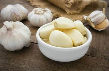 Garlic can increase these 4 diseases people suffering from the problem of high blood pressure Garlic :લસણ ગુણોનો ભંડાર છે પરંતુ આ રોગના દર્દીઓએ ભૂલથી પણ ન કરવું સેવન, નહિ તો થશે ભારે નુકસાન