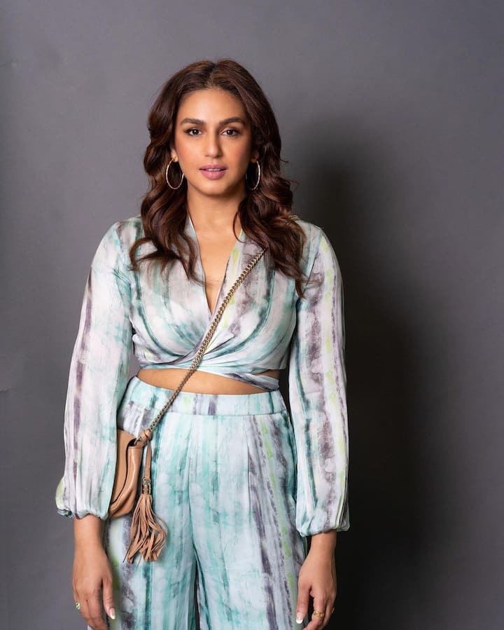 सॉफ्ट कर्ल करून तिने येथे केसांना मोकळं सोडलं आहे. (फोटो सौजन्य :iamhumaq/इंस्टाग्राम)