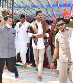 In Pics : కడప అమీన్ పీర్ దర్గాలో చాదర్ సమర్పించిన సీఎం జగన్