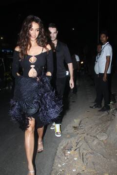Disha Patani Pics: रूमर्ड बॉयफ्रेंड एलेक्जेंडर एलेक्स के साथ पार्टी में पहुंची दिशा पाटनी, ब्लैक में ट्विनिंग करती आईं नजर