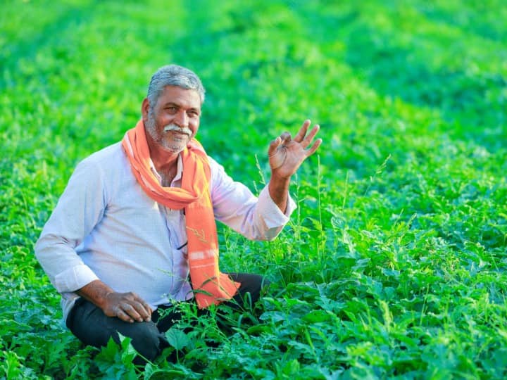प्रधानमंत्री किसान सम्मान निधि योजना (PM Kisan Yojana) : 2018 में शुरू की गई इस योजना के तहत किसानों को सालाना 6 हजार रुपये दिए जाते हैं. यह 6 हजार की रकम तीन किस्त में चार महीने के अंतराल पर दी जाती है. हर किस्त में किसानों को दो हजार रुपये दिए जाते हैं. इस योजना का लाभ लेने के लिए आपको पीएम किसान पोर्टल पर आवेदन करना होगा. आवेदन सही पाए जाने पर योजना का लाभ दिया जाएगा.