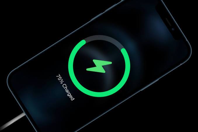 अगर आप अपने आईफोन को जल्दी चार्ज करना चाहते हैं तो इसे चार्जिंग पर लगाने से पहले स्विच ऑफ कर दें. इससे आपका आईफोन जल्दी चार्ज होगा. आप इस टिप को नए और पुराने दोनों आईफोन के लिए इस्तेमाल कर सकते हैं.