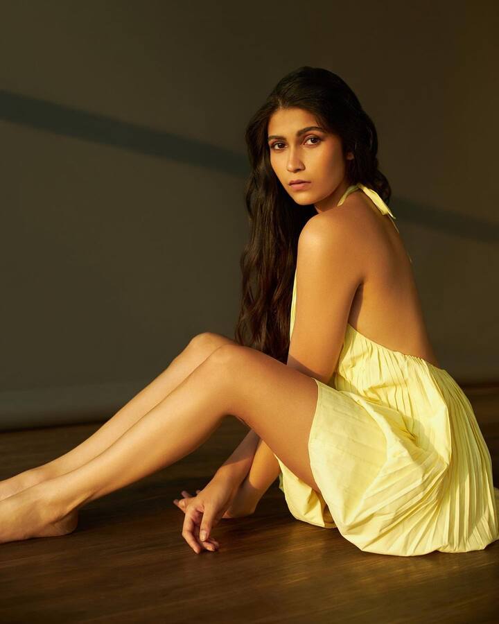 एक्टर और डायरेक्टर दीपक तिजोरी की लाडली समारा तिजोरी रियल लाइफ में बहुत ज्यादा ग्लैमरस हैं. सोशल मीडिया पर उपलब्ध समारा की तस्वीरें इस बात का सबूत हैं. (Photo Credit- Instagram)