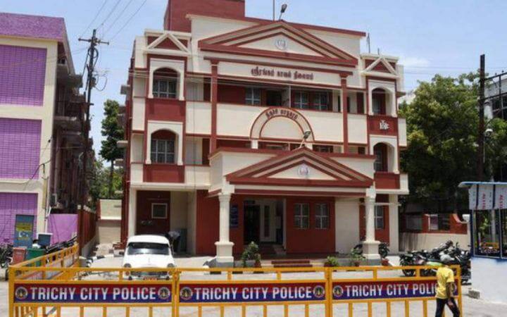 திருச்சி:  ஸ்ரீரங்கம் அருகே கத்தியை காட்டி மிரட்டி மது பாட்டில்கள் கொள்ளை