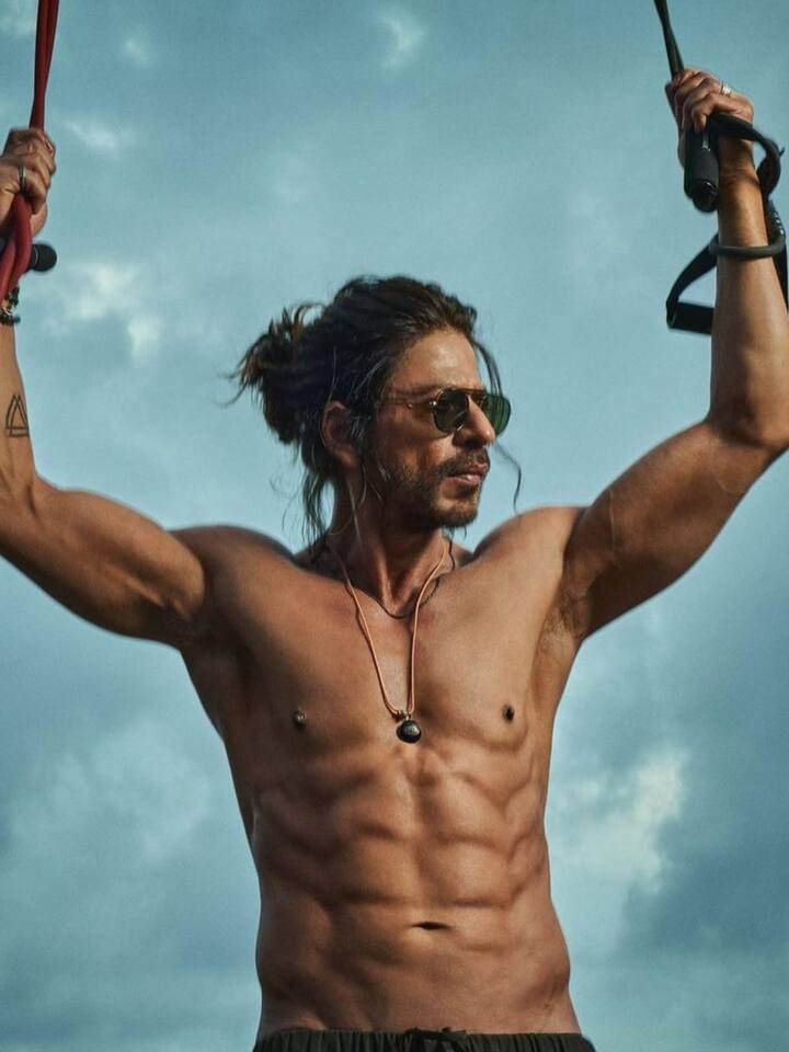 शाहरुख खान लगभग 4 साल बाद बड़े पर्दे पर लौटने वाले हैं और वो भी पूरी तैयारी के साथ. नए साल के लिए उन्होंने दर्शकों को एंटरटेन करने का सारा बंदोबस्त कर लिया है. उनकी फिल्म 'पठान' इस समय हर किसी की जुबां पर है, जो 25 जनवरी 2023 को सिनेमाघरों में दस्तक देगी.