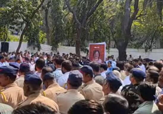 Mukta Tilak : भाजप आमदार मुक्ता टिळक अनंतात विलीन; शासकीय इतमामात अंत्यसंस्कार BJP MLA Mukta Tilak was cremated at Vaikunth Cemetery in Pune Mukta Tilak : भाजप आमदार मुक्ता टिळक अनंतात विलीन; शासकीय इतमामात अंत्यसंस्कार