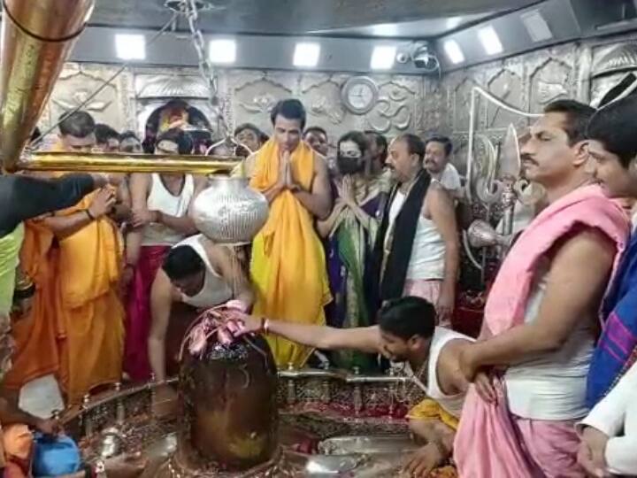 Actor Sonu Sood worship in Mahakal Temple of Ujjain and seek blessings ANN Ujjain News: एक्टर सोनू सूद ने लिया भगवान महाकाल का आशीर्वाद,महाकालेश्वर मंदिर में पंचामृत पूजन किया
