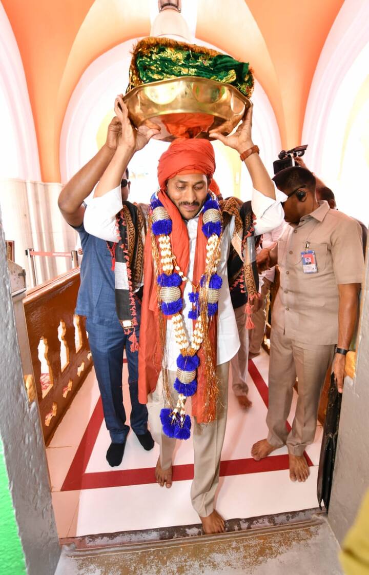 కడప జిల్లాలో పర్యటిస్తున్న సీఎం జగన్... అమీన్‌పీర్‌ దర్గాను దర్శించుకున్నారు.