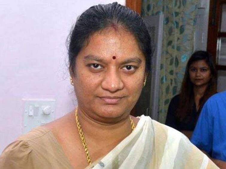 BJP state vice-president Sasikala Pushpa's house,  car attacked ! Case registered against 3 DMK councillors Sasikala Pushpa: கால் இருக்காதுன்னு மிரட்டிய சசிகலா புஷ்பா; கார், வீடுகள் மீது தாக்குதல் - போலீஸ் தீவிர விசாரணை!