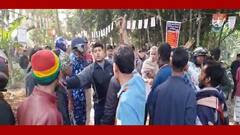 পুলিশের সামনেই বাঁশ হাতে দাপাদাপি, সমবায় কৃষি উন্নয়ন সমিতির নির্বাচনে ধুন্ধুমার