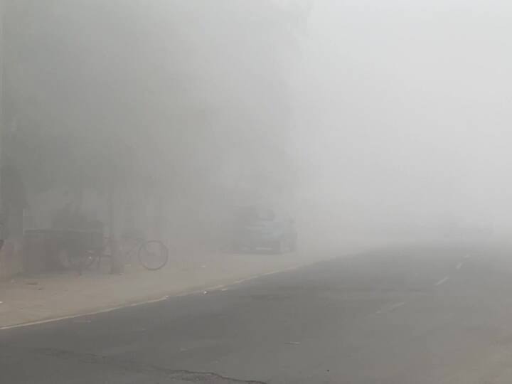 मौसम विभाग के मुताबिक, पंजाब में शुक्रवार (23 दिसंबर) को तापमान तेजी से नीचे गिरेगा. पड़ोस के पहाड़ी राज्यों में बर्फबारी से राज्य में रात का न्यूनतम तापमान 5 और दिन का अधिकतम तापमान 8 डिग्री सेल्सियस तक रह सकता है.