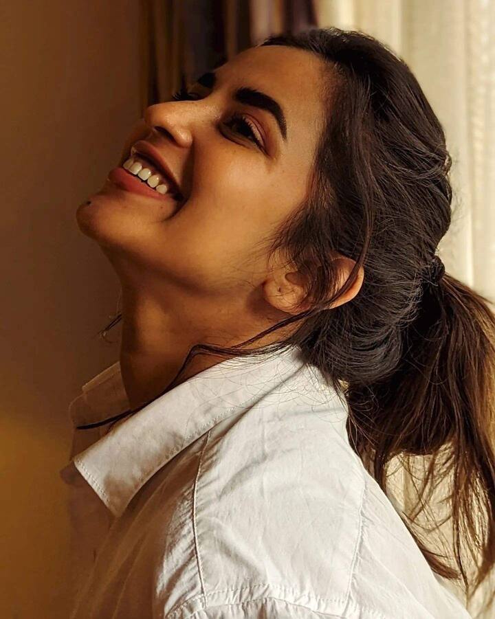 కోమలి ప్రస్తుతం 'శశి వదనే' చిత్రంలో నటిస్తోంది.Photo Credit: Komalee Prasad/Instagram