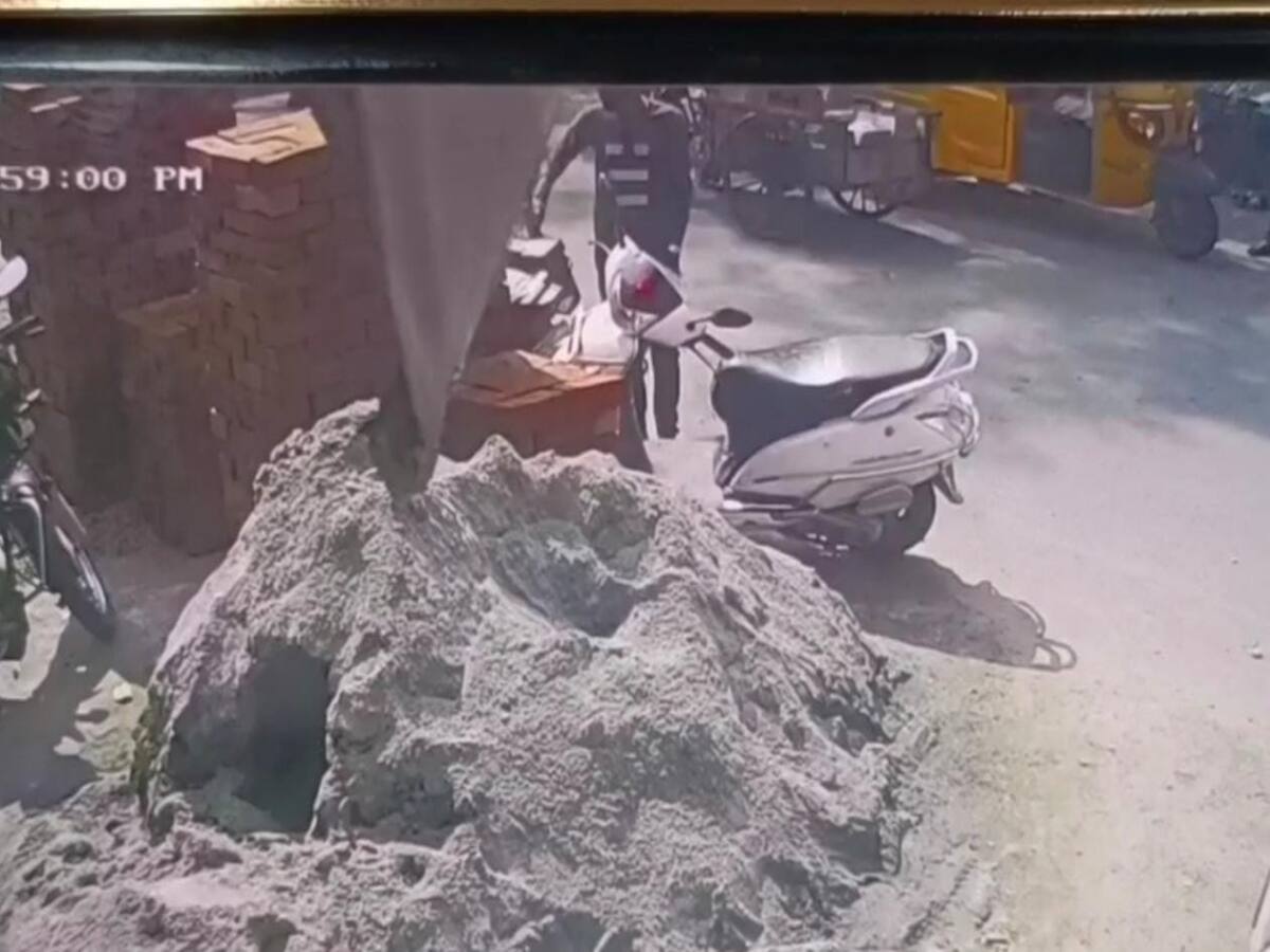 திண்டிவனத்தில் இருசக்கர வாகனத்தில் இருந்து பணம், ஆவணங்கள் திருட்டு - சிசிடிவியில் பதிவான காட்சி