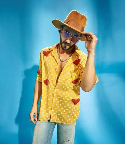 ਰਣਵੀਰ ਸਿੰਘ ਹਮੇਸ਼ਾ ਅਜਿਹੇ ਕੱਪੜੇ ਪਾਉਂਦੇ ਹਨ ਕਿ ਕੁੜੀਆਂ ਦੀ ਨਜ਼ਰ ਉਸ 'ਤੇ ਟਿਕੀ ਰਹਿੰਦੀ ਹੈ। ਜੇਕਰ ਤੁਸੀਂ ਵੀ ਕਿਸੇ ਪਾਰਟੀ ਜਾਂ ਵਿਆਹ ਲਈ ਕੱਪੜੇ ਦੀ ਚੋਣ ਨਹੀਂ ਕਰ ਪਾ ਰਹੇ ਹੋ, ਤਾਂ ਤੁਸੀਂ ਅਭਿਨੇਤਾ ਦੇ ਲੁੱਕ ਨੂੰ ਕਾਪੀ ਕਰ ਸਕਦੇ ਹੋ।