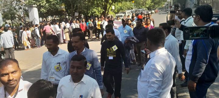संगणक परिचालक किमान वेतन कायदा लागू करावा ही मागणीही यावेळी मोर्चेकऱ्यांनी केली.