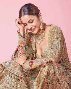 गोल्डन शरारा..सिर पर कढ़ाईदार दुपट्टा ओढ़ Shehnaaz Gill ने दिए शर्माते हुए पोज, एक्ट्रेस के अदाओं पर फैंस ने हारा दिल