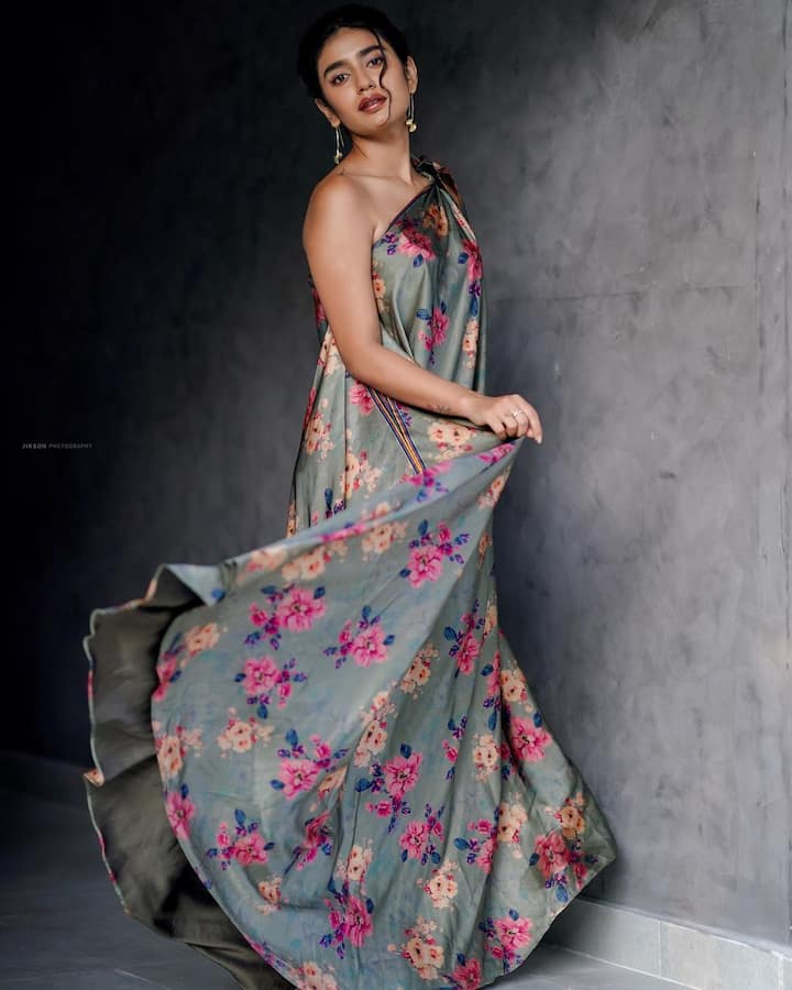 'వాలెంటైన్స్ డే' సినిమాతో ఎంట్రి ఇచ్చిన ప్రియ ఆ  ఏడాది గూగుల్ లో  ఎక్కువ సెర్చ్ చేసిన వ్యక్తుల్లో ఒకరుగా రికార్డులకెక్కింది. Image credit: Priya Prakash Varrier /Instagram