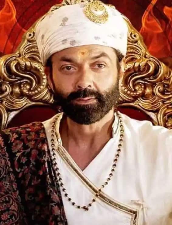 બોલિવૂડના દિગ્ગજ કલાકારોની યાદીમાં બોબી દેઓલનું નામ સામેલ છે. બોબીએ વેબ સિરીઝ 'આશ્રમ' દ્વારા શાનદાર કમબેક કર્યું હતું. તેની બીજી સિઝન પણ રિલીઝ થઈ ગઈ છે. બંનેમાં બોબીની એક્ટિંગની ખૂબ પ્રશંસા કરવામાં આવી હતી.