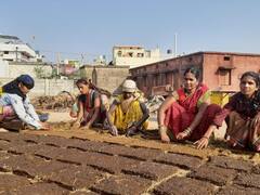 गोबर की टाइल्स बनाकर महिलाएं कमा रहीं लाखों रुपये, बाजारों में हो रही डिमांड