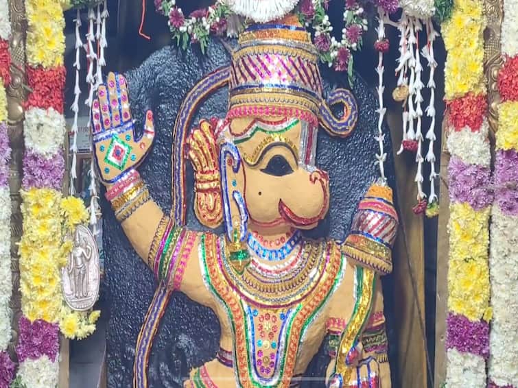 Hanuman Jayanti 2022 peoples before the temple in Kanchipuram TNN Hanuman Jayanti 2022:  அனுமன் ஜெயந்தி விழா- கோயில்கள் முன் குவிந்த பக்தர்கள்..!