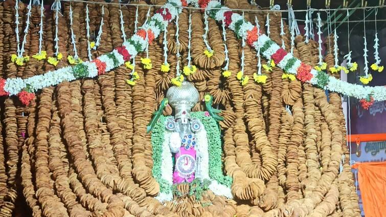 Hanuman jeyanthi: special pooja was held for Kallukkuzhi Anjaneya with 1 lakh 8 Vadamalas TNN கல்லுக்குழி ஆஞ்சநேயருக்கு 1 லட்சத்து 8 வடமாலை  சாற்றி சிறப்பு பூஜை