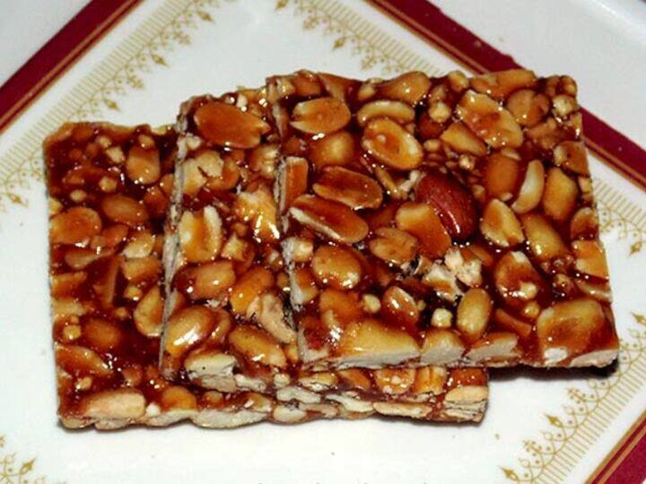 Make delicious Gajak of gud  peanuts at home in winters this is its recipe सर्दियों में घर पर बनाएं गुड मूंगफली की लजीज गजक...ये है इसकी रेसिपी