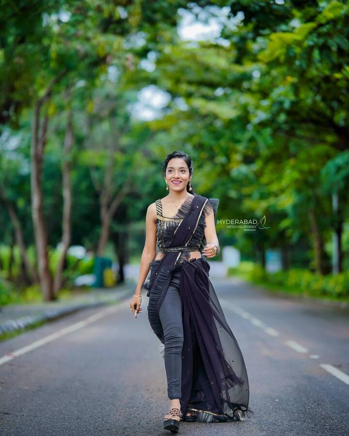 ముద్దుబిడ్డ, గృహప్రవేశం వంటి సీరియల్స్లో బాలనటిగా గుర్తింపు తెచ్చుకున్న పూజితా రెడ్డి.. ప్రస్తుతం ‘ఇంటింటి గృహలక్ష్మి’ లో మెప్పిస్తోంది