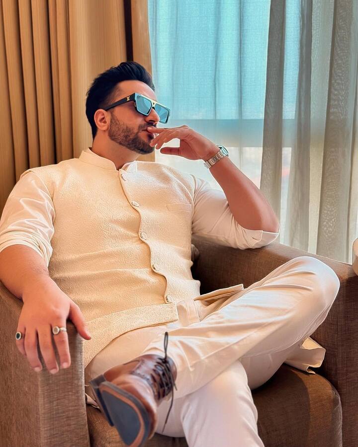 अली ने कहा कि, क्योंकि टीवी को काफी वक्त देना पड़ता है. इसलिए मैं अभी उससे दूर हूं, जबकि मैं इस उम्र में अन्य माध्यम के साथ प्रयोग कर खुदको बतौर एक्टर साबित कर सकता हूं”.