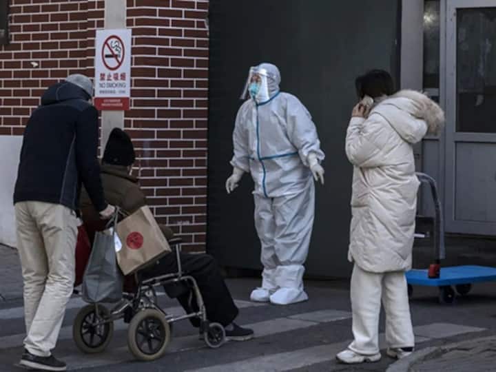 China Covid Surge Covid cases Infecting 37 Million People A Day stating world largest outbreak China Covid Surge: चीन में दुनिया का सबसे बड़ा कोविड विस्फोट! एक दिन में 37 मिलियन लोग संक्रमित हो सकते हैं...