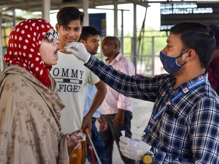 Coronavirus In India: कोरोना के खतरे के बीच केंद्र की गाइडलाइन, कहा- 'टेस्ट-ट्रैक-ट्रीट एंड वैक्सीनेशन' पर दें ध्यान, त्योहारों का भी जिक्र