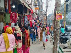 कोरोना के डर पर क्रिसमस और नए साल का उत्साह भारी, नोएडा के अट्टा मार्केट में उमड़ी लोगों की भीड़