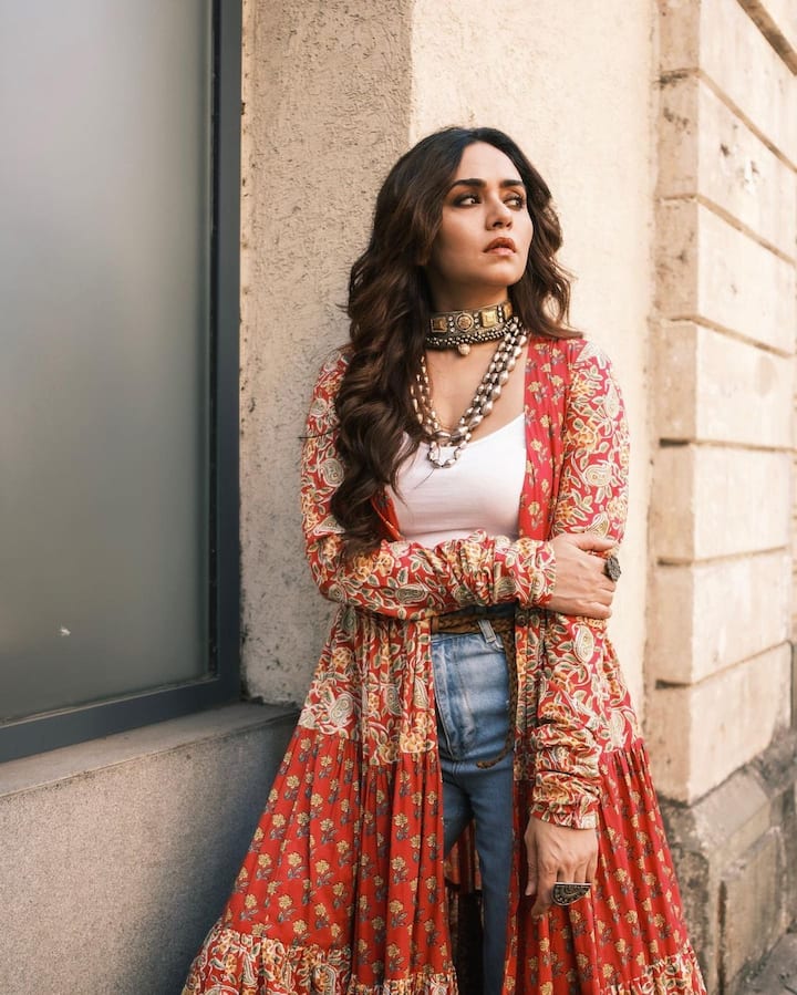 अमृता ही मराठी चित्रपटांमधून प्रेक्षकांच्या भेटीस येत असते. (Amruta Khanvilkar/Instagram)