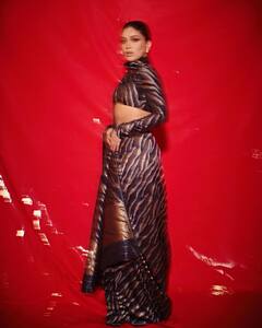 Bhumi Pednekar Revealing Blouse: साड़ी के साथ पहनना है स्टाइलिश ब्लाउज, एक्ट्रेस भूमि पेडनेकर से लें इंस्पिरेशन