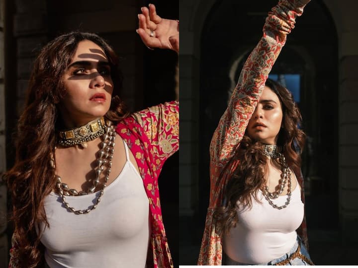 नुकतेच अमृतानं (Amruta Khanvilkar) तिच्या ग्लॅमरस लूकमधील फोटो सोशल मीडियावर शेअर केले आहेत.