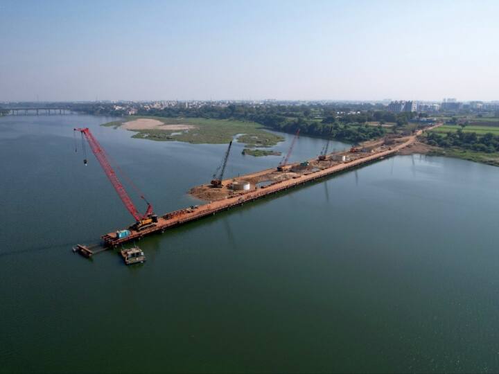 पीटीआई की एक रिपोर्ट के अनुसार, शेयरधारिता पैटर्न के अनुसार, केंद्र सरकार को परियोजना की कार्यान्वयन एजेंसी एनएचएसआरसीएल (NHSRCL) को 10,000 करोड़ रुपये का भुगतान करना है, जबकि इसमें शामिल दो राज्य - गुजरात और महाराष्ट्र - प्रत्येक को 5,000 करोड़ रुपये का भुगतान करना है. बाकी का भुगतान जापान 0.1 फीसदी ब्याज पर कर्ज के जरिए करेगा.