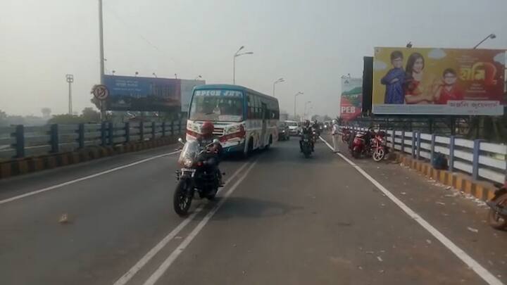 যানজটে আটকে অ্যাম্বুল্যান্স, গাড়ির লম্বা লাইন, বাসের মধ্যে ঘণ্টার পর ঘণ্টা অপেক্ষা। মেরামতির জন্য় সাঁতরাগাছি ব্রিজে যান নিয়ন্ত্রণের জেরে, এতদিন চরম হয়রানির শিকার হচ্ছিলেন যাত্রীরা।