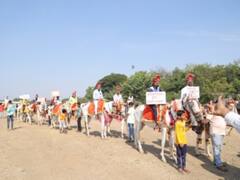 घोड़ों पर सवार करीब 50 'दूल्हों' ने सोलापुर कलेक्टर से की ये अजीब मांग, आप भी जानकार हो जाएंगे हैरान