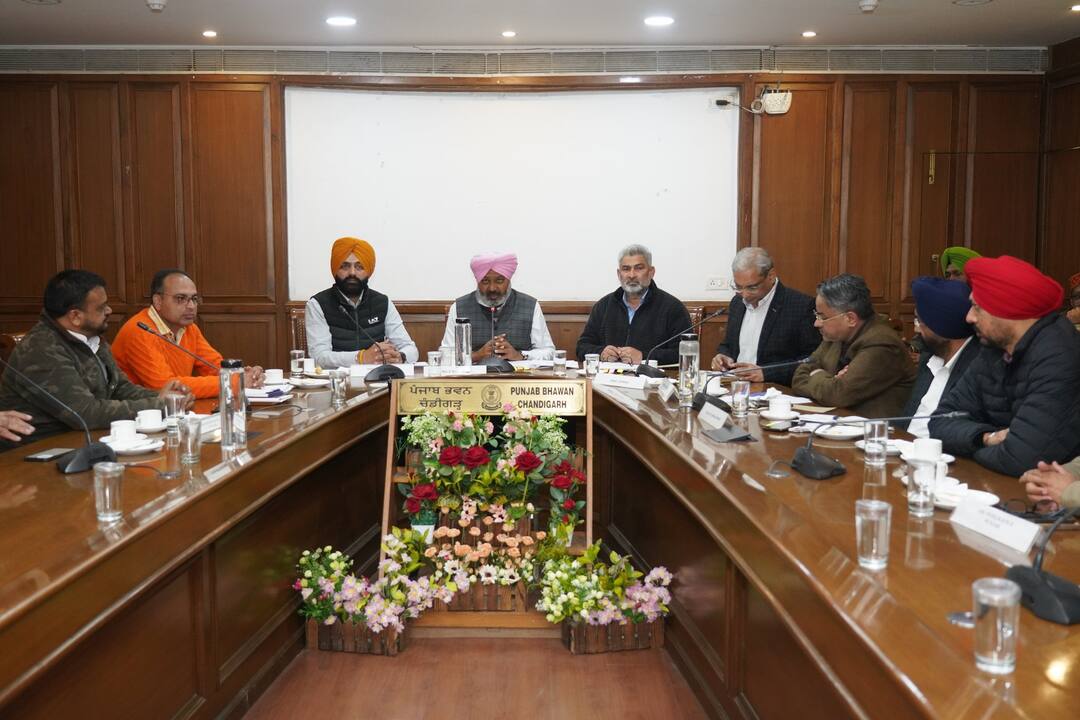 Punjab News: ਕੈਬਨਿਟ ਸਬ-ਕਮੇਟੀ ਵੱਲੋਂ ਟਰੱਕ ਆਪ੍ਰੇਟਰਾਂ ਨਾਲ ਮੀਟਿੰਗ, 31 ਜਨਵਰੀ ਨੂੰ ਰਿਪੋਰਟ ਸੌਂਪੇਗੀ ਕਮੇਟੀ Cabinet sub-committee meeting with truck operators, the committee will submit a report on January 31 Punjab News: ਕੈਬਨਿਟ ਸਬ-ਕਮੇਟੀ ਵੱਲੋਂ ਟਰੱਕ ਆਪ੍ਰੇਟਰਾਂ ਨਾਲ ਮੀਟਿੰਗ, 31 ਜਨਵਰੀ ਨੂੰ ਰਿਪੋਰਟ ਸੌਂਪੇਗੀ ਕਮੇਟੀ