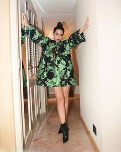 Karishma Kapoor PHOTO: શોર્ટ ડ્રેસ પહેરીને કરિશ્મા કપૂરે આપ્યા કિલ્લર પોઝ