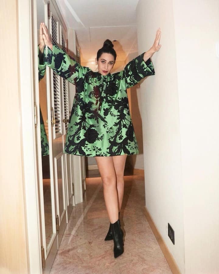 Karishma Kapoor PHOTO: કરિશ્મા કપૂરે તેની કેટલીક તસવીરો શેર કરી છે, જેમાં તેણે ક્રિસમસ પાર્ટી માટે જે ડ્રેસ પહેર્યો છે તેને તમે કેરી કરી શકો છો.