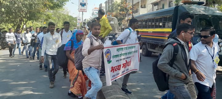 मोर्च्यात विविध जिल्ह्यातून मोठ्या संख्येत संगणक परिचालक सहभागी झाले होते.