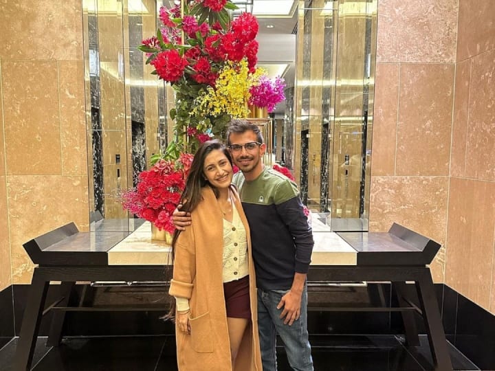 अपनी दूसरी सालगिरह के मौके पर भी युजवेंद्र चहल ने अपनी पत्नी धनश्री के साथ प्यारी तस्वीर साझा की है. फैंस को चहल और धनश्री की यह तस्वीर काफी पसंद आ रही है.