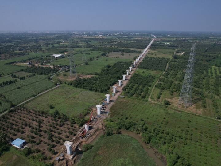 इस समय गुजरात में, 954.3 हेक्टेयर में से 943.53 हेक्टेयर का अधिग्रहण किया गया है, जो राज्य में आवश्यक कुल भूमि का 98.87 फीसदी है. दादरा और नगर हवेली में पूरी 7.90 हेक्टेयर जमीन का अधिग्रहण किया जा चुका है. महाराष्ट्र में 430.45 हेक्टेयर (98.2 फीसदी) में से 422.77 हेक्टेयर भूमि का अधिग्रहण किया जा चुका है. 220 किमी की पाइलिंग का काम पूरा हो गया है.